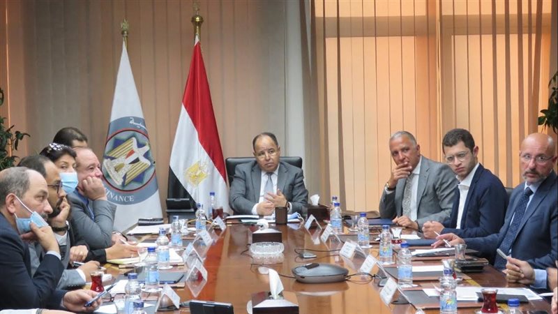 وزير المالية يستمع