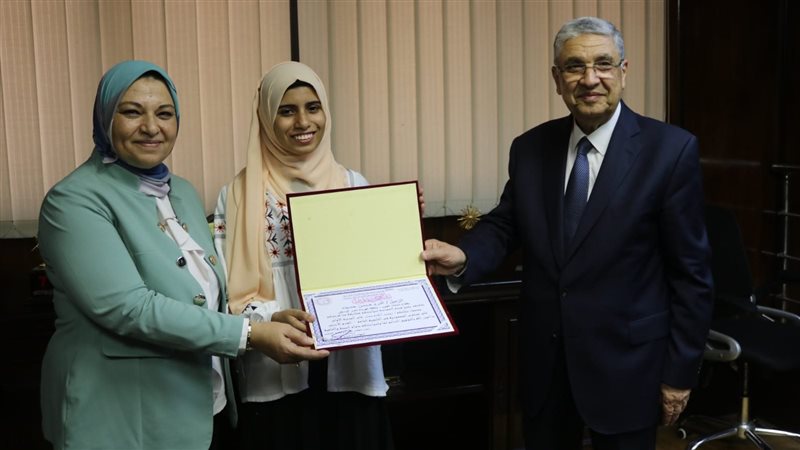 وزير الكهرباء اثناء