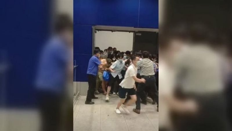 فرار زبائن متجر بشنجهاي