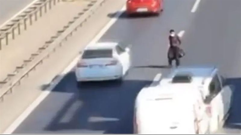  رجل يتخطى الطريق