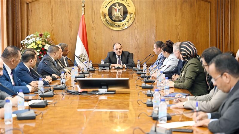 وزير التجارة وأعضاء