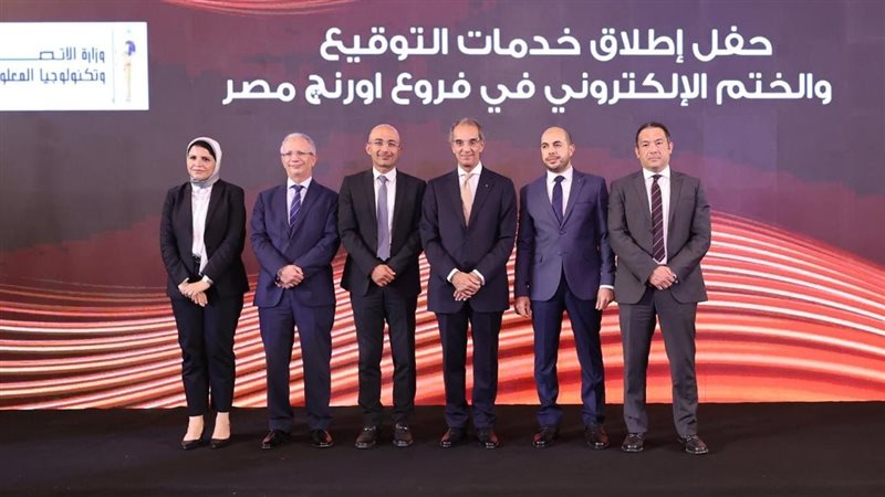 وزير الاتصالات مع