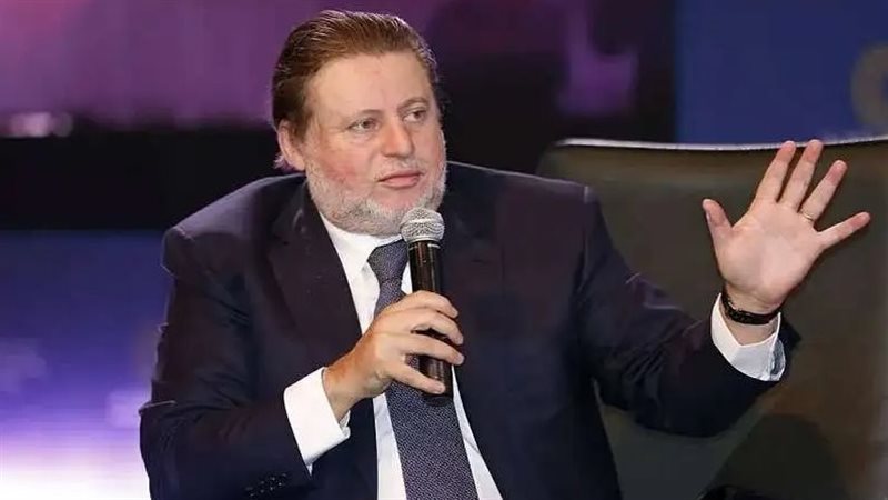 حسن عبد الله قائمًا