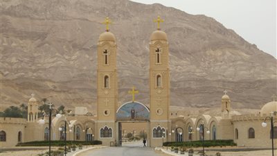 دير الأنبا أنطونيوس يفتح الباب للزيارة والخلوة بشرط