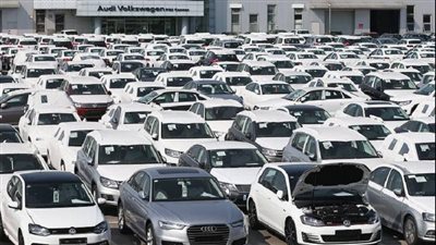 أوعي تبيع عربيتك.. مدير رابطة مصنعي السيارات السابق يحذر من أزمة لهذا السبب| فيديو