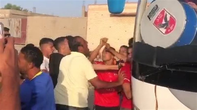 لحظة تشابك جماهير