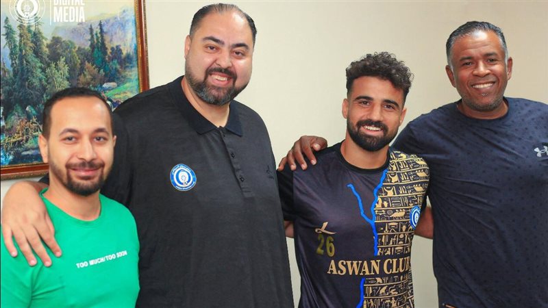 أسوان يضم ميدو العطار