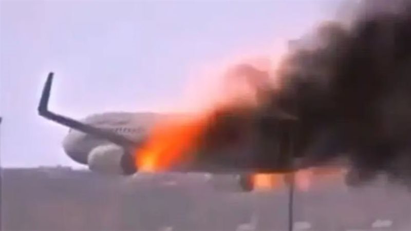طائرة تحترق في الجو