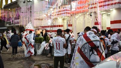 بـ أعلام الزمالك وصور مرتضى.. توافد جماهير الأبيض على النادي للاحتفال بالدوري.. فيديو وصور