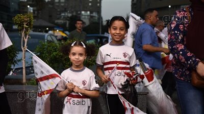 جماهير الزمالك تتوافد على مقاهي سور نادي الترسانة لمشاهدة مباراة الاتحاد| صور 