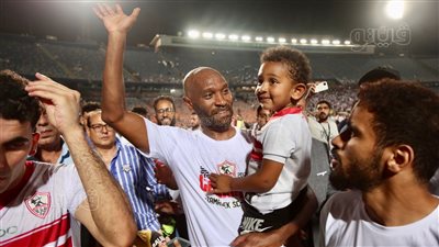 زوجتا شيكابالا وأوباما تحتفلان بلقب الدوري في ستاد القاهرة |فيديو 