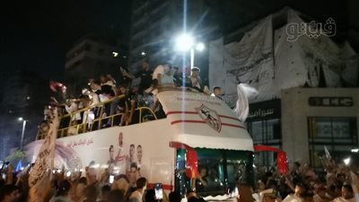 احتفالات هستيرية لجماهير الزمالك داخل النادي بعد وصول درع الدوري|فيديو وصور