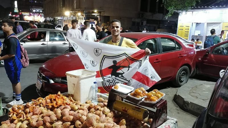  بائع تين شوكي يحتفل