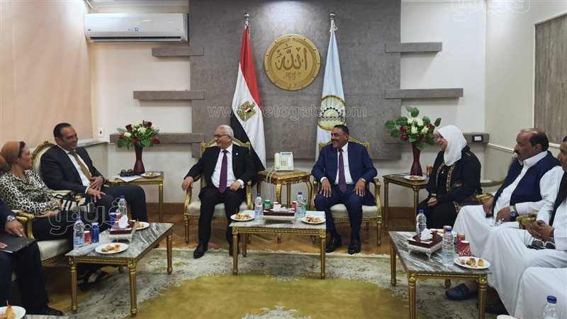 محافظ مطروح يستقبل