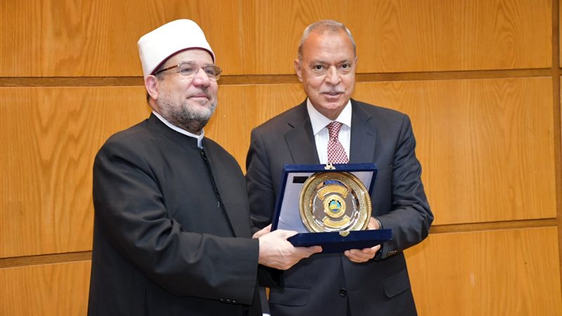إهداء درع محافظة