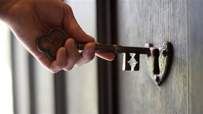 تفسير حلم قفل الباب بالمفتاح وعلاقته بوجود العقبات والمنغصات 