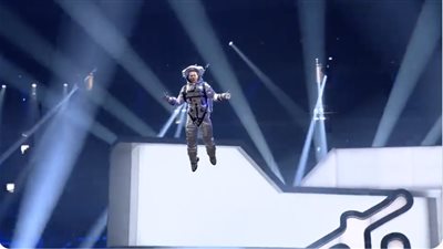 جوني ديب يظهر عائما في الفضاء ببدلة رجل القمر في حفل MTV | فيديو