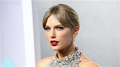 موقف نبيل من تايلور سويفت أثناء تكريم نيكي ميناج في حفل MTV Video Music Awards | فيديو