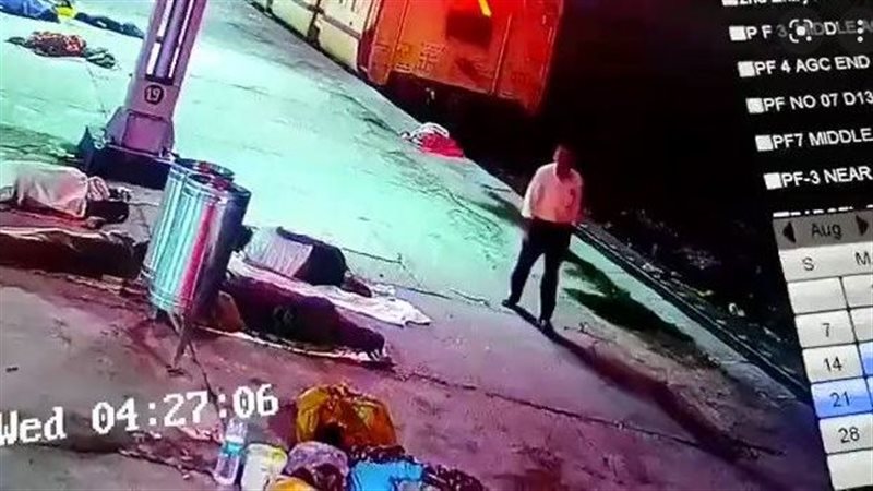 لحظة سرقة رضيع من