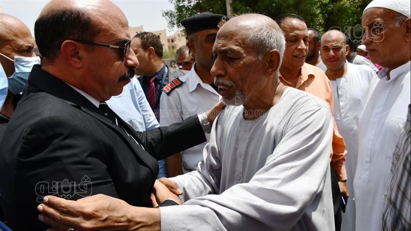محافظ أسوان ووالد