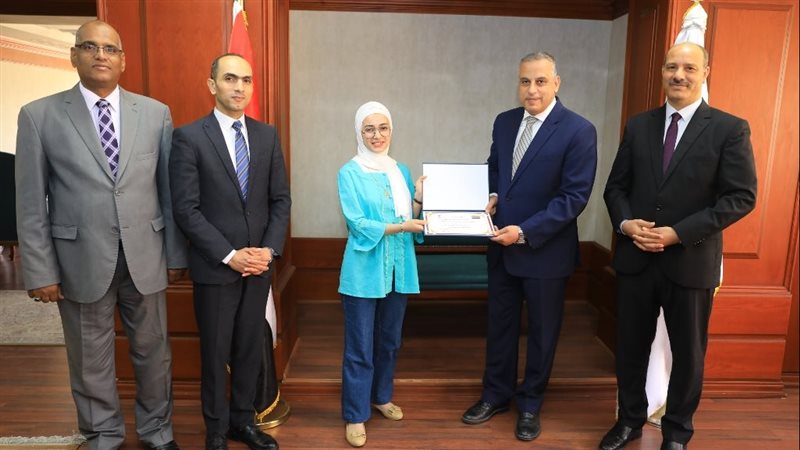 محافظ سوهاج يكرم