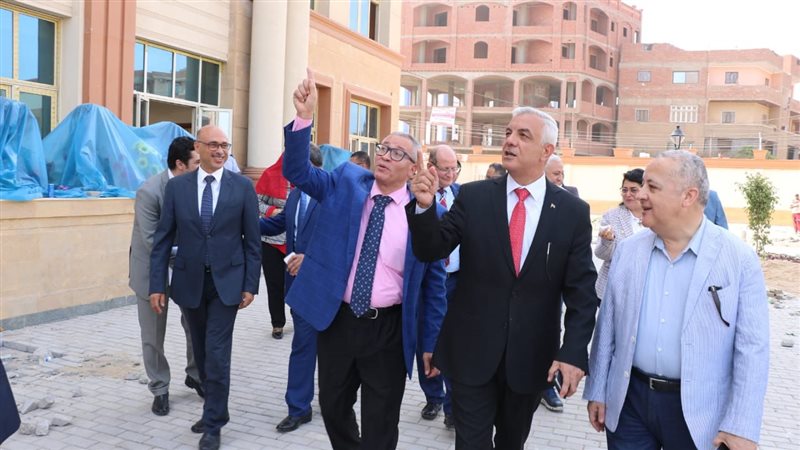 مبارك يتفقد الجامعة