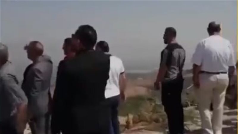 وزيران لبنانيان يرشقان