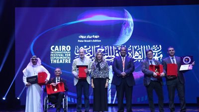 القاهرة للمسرح التجريبي يكرم 5 رموز خلال حفل الافتتاح | فيديو وصور