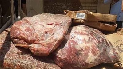 التحقيق مع مدير مصنع لحيازته كمية من اللحم ومقطعات الدواجن الفاسدة