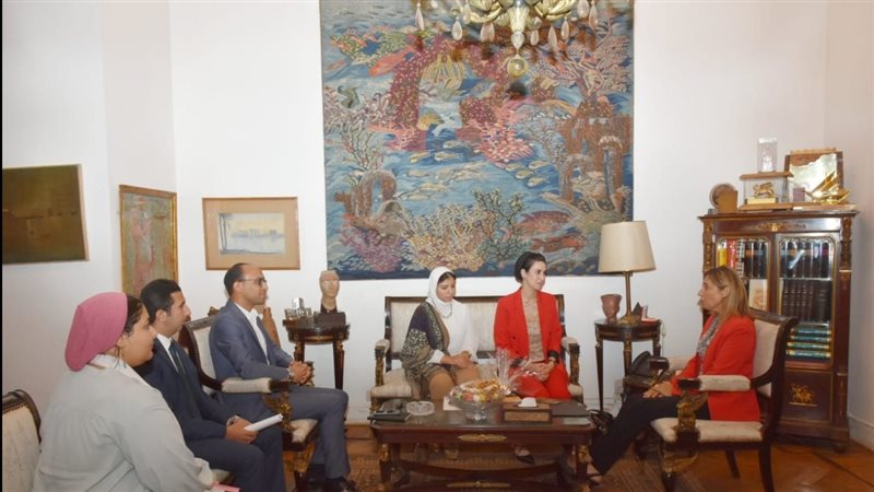 وزيرة الثقافة مع