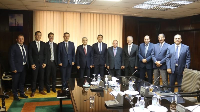وزير الكهرباء مع