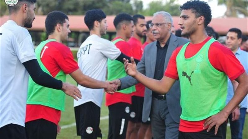 جمال علام يصافح لاعبي