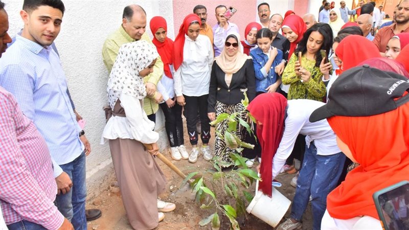  محافظ أسيوط يصطحب