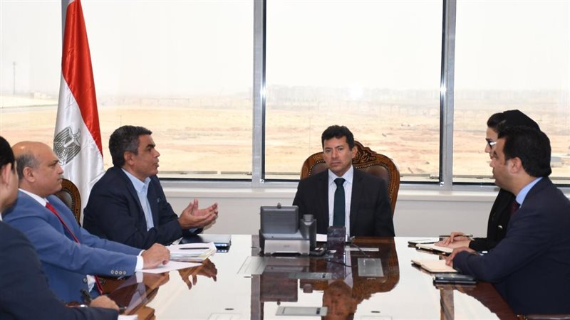 وزير الرياضة يناقش