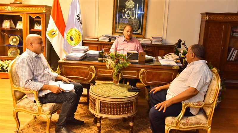  اجتماع محافظ أسيوط