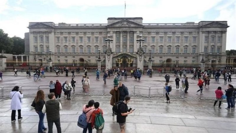 البريطانيون يتجمعون