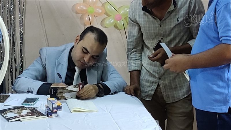 كاتب أسوانى يوقع