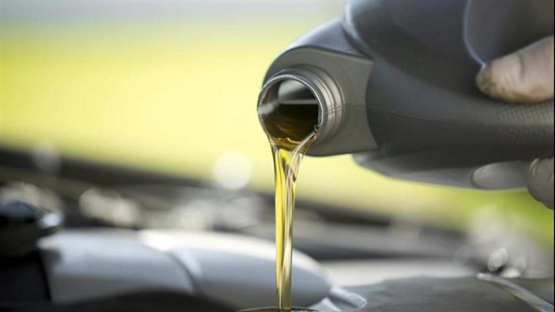 زيوت سيارات صورة