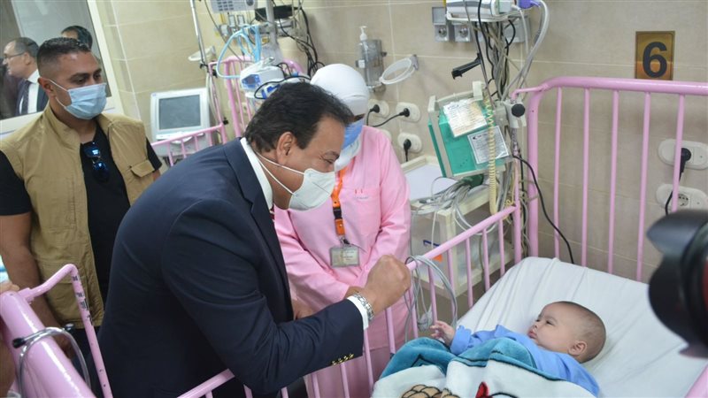 وزير الصحة يداعب
