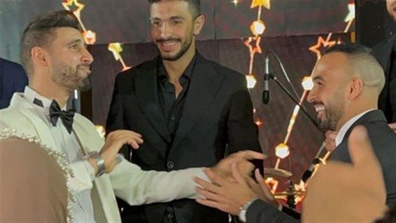 أفشة يرقص في حفل