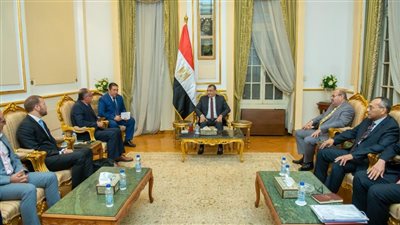 وزير الإنتاج الحربي يجتمع مع مسؤولي 