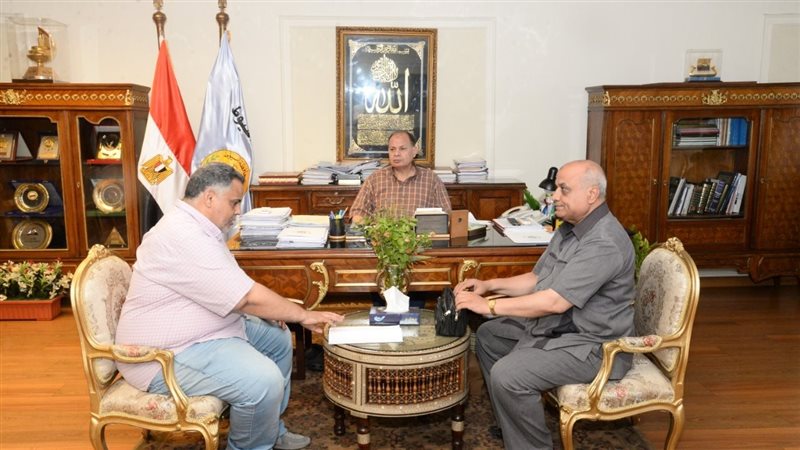 اجتماع محافظ أسيوط
