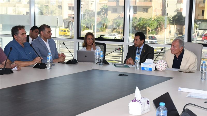 وزير الرياضة يبحث