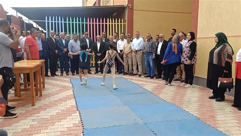 بالاستعراضات افتتاح