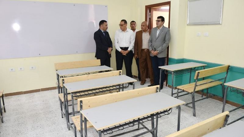 المحافظ يتفقد المدرسة