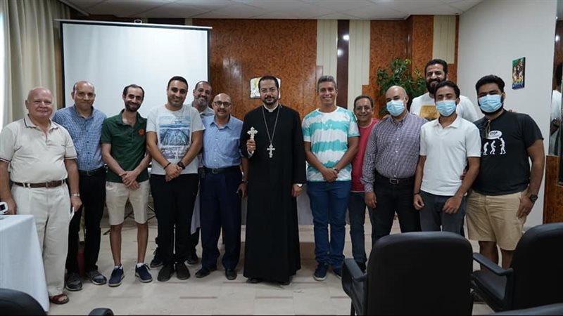الأنبا باخوم مع شمامسة