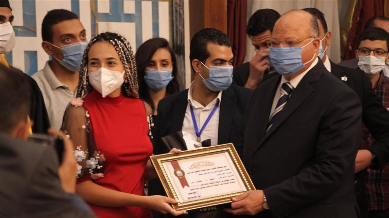 محافظ القاهرة يكرم