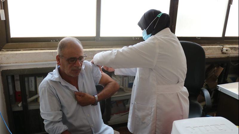 تطعيم العاملين بالقطاع