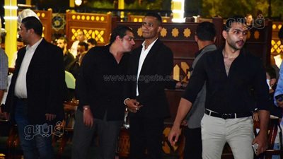 محمد رمضان يتلقى واجب العزاء في حماته بمسجد الشرطة | فيديو