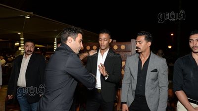 بعد الصلح.. أحمد فهمي يحضر عزاء حماة محمد رمضان | فيديو 